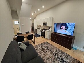 9 Everett Sq, Unit 6 in Boston, MA - Building Photo - Building Photo