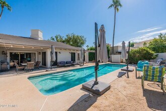 8257 E Del Cadena Dr in Scottsdale, AZ - Foto de edificio - Building Photo
