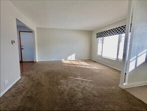 228 Parkchester Rd in Elk Grove Village, IL - Foto de edificio - Building Photo