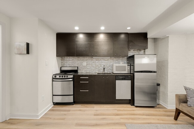 1636 44th St NW, Unit English Basement in Washington, DC - Building Photo - Building Photo