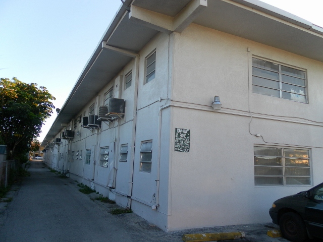 4651 W Flagler St in Coral Gables, FL - Foto de edificio - Building Photo