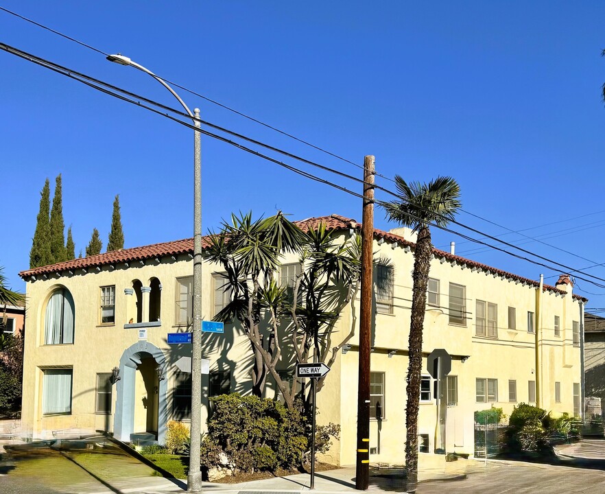 102 Argonne Ave in Long Beach, CA - Building Photo