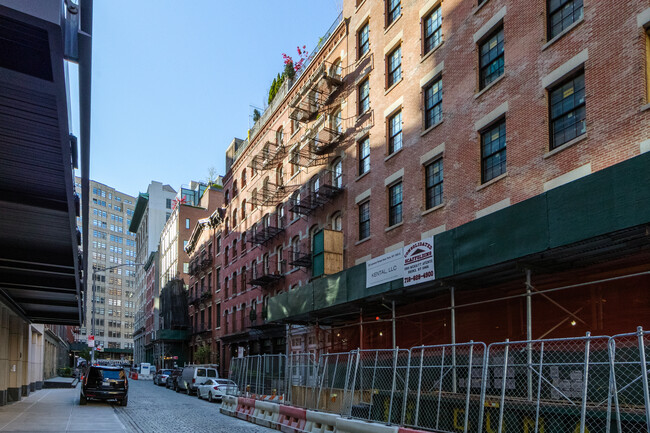 25-27 Leonard St in New York, NY - Building Photo - Building Photo