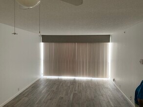 255 Dolphin Pt, Unit 303 in Clearwater Beach, FL - Building Photo - Building Photo