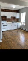 1112 Queen St E in Toronto, ON - Building Photo