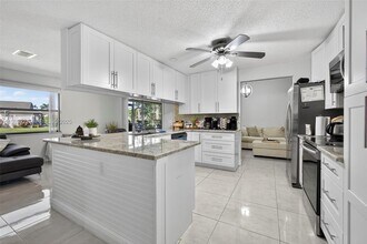 100 Miramar Ave in Royal Palm Beach, FL - Foto de edificio - Building Photo