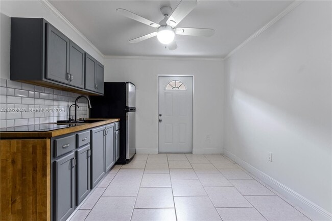 2732 W 72nd Pl in Hialeah, FL - Foto de edificio - Building Photo