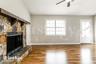 4149 Warren Rd in Flowery Branch, GA - Foto de edificio - Building Photo