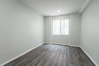 5302 Colodny Ave in Agoura Hills, CA - Foto de edificio - Interior Photo