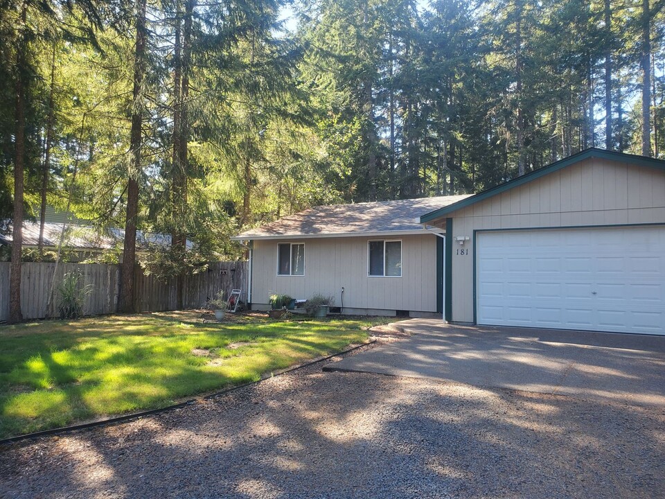 181 E Peebles Ct in Shelton, WA - Foto de edificio