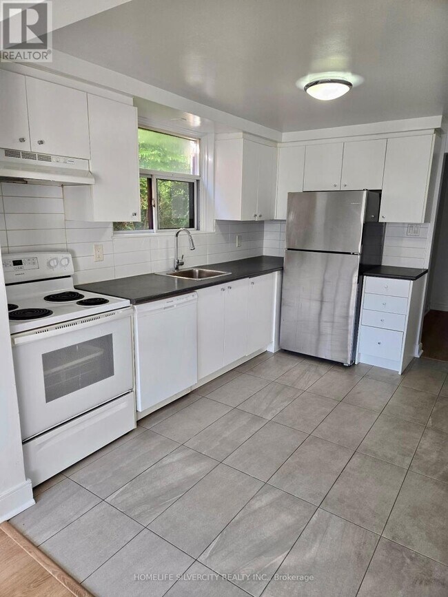 430 Ridelle Ave in Toronto, ON - Building Photo - Building Photo