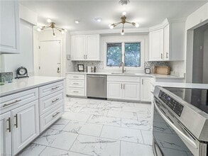 557 Susan Constant Dr in Virginia Beach, VA - Foto de edificio - Building Photo