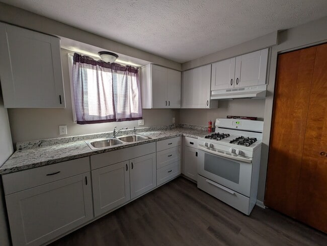 1367 Wertz Ave SW in Canton, OH - Foto de edificio - Building Photo