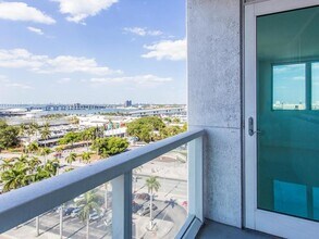 244 Biscayne Blvd, Unit 2402 in Miami, FL - Foto de edificio - Building Photo