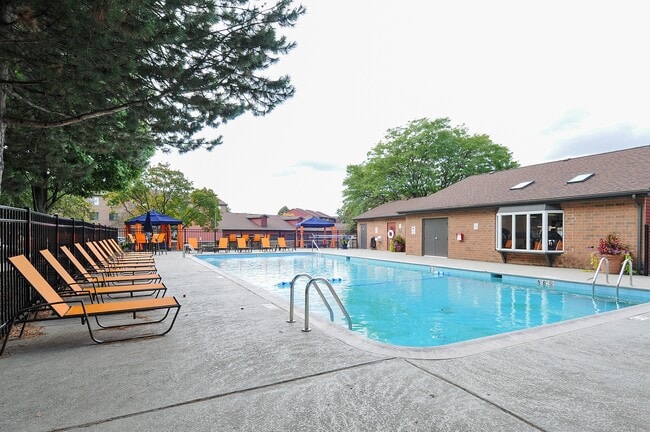 Fifteen98 in Naperville, IL - Foto de edificio - Building Photo