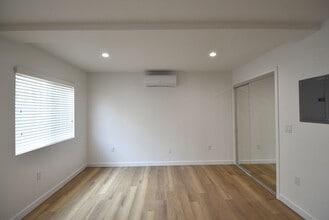 11410 Califa St in Los Angeles, CA - Foto de edificio - Building Photo