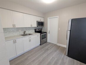 2300 Douglas St in Hollywood, FL - Building Photo - Building Photo