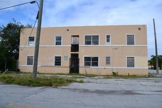 6820 NW 17th Ave in Miami, FL - Building Photo - Building Photo