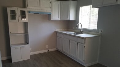 5922 S San Pedro St in Los Angeles, CA - Building Photo - Building Photo