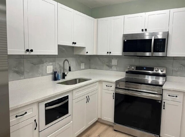 7661 18th Way N in St. Petersburg, FL - Building Photo - Building Photo