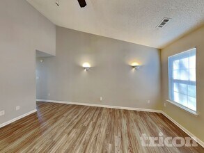 1026 Summit Hills Dr in Charlotte, NC - Foto de edificio - Building Photo