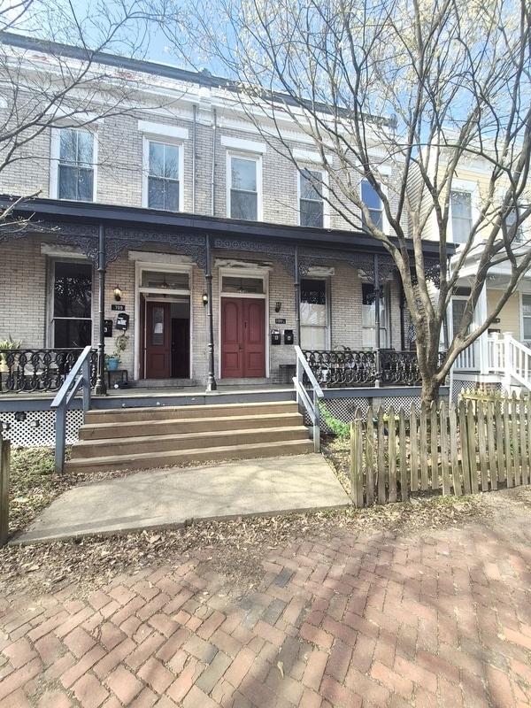 property at 709 1/2 W Clay St