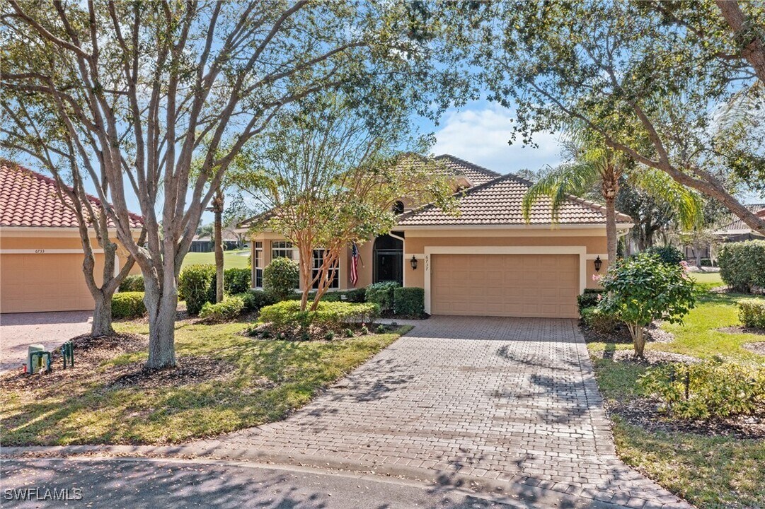 6737 Bent Grass Dr in Naples, FL - Building Photo