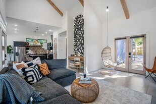 207 Lockwood Dr in Houston, TX - Building Photo