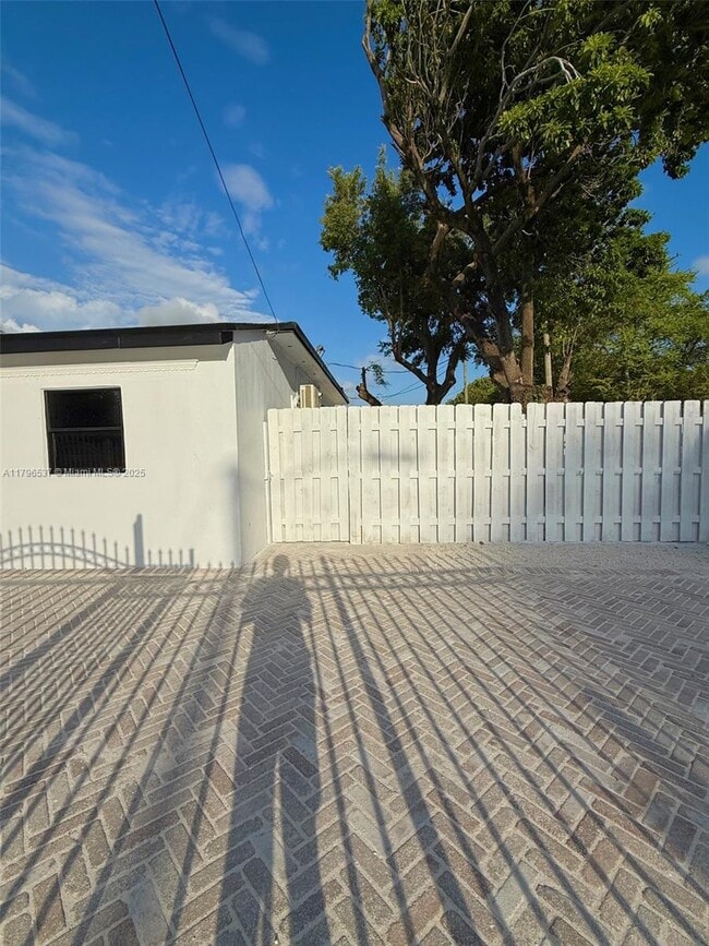 7724 NE 1st Ave in Miami, FL - Building Photo - Building Photo