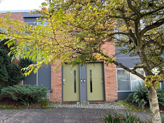 1327 E Howell St, Unit 1327