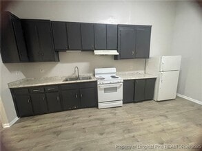 401 S Clinton Ave, Unit D in Dunn, NC - Foto de edificio - Building Photo