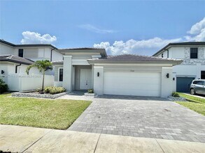 17324 SW 41st St in Miramar, FL - Building Photo - Building Photo
