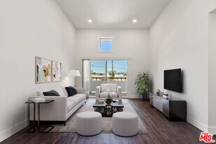 16550 Vanowen St in Los Angeles, CA - Building Photo