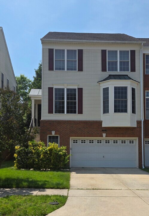 25282 McIntyre Sq in Chantilly, VA - Building Photo