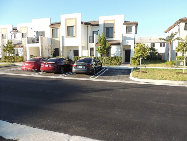 829 NE 211th St in North Miami Beach, FL - Building Photo - Building Photo