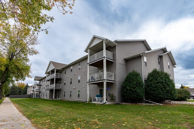 Primrose Court in Grand Forks, ND - Foto de edificio - Building Photo