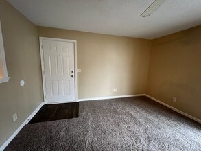 2624 Guyer St, Unit 2A in High Point, NC - Foto de edificio - Building Photo