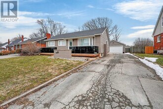 70 Stewart St in Grimsby, ON - Building Photo - Building Photo