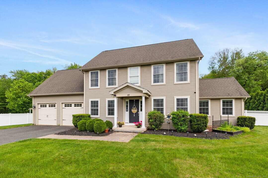 10 Farms Rd in East Windsor, CT - Building Photo