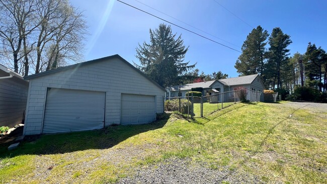 33192 California Ln in Warrenton, OR - Foto de edificio - Building Photo