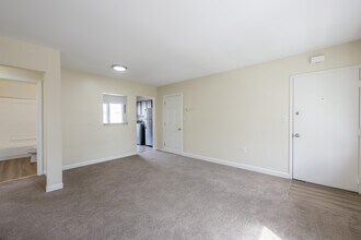 Newport Landings Apartment Community in Middletown, RI - Foto de edificio - Interior Photo