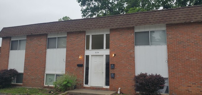 924 W Texas Ave in Columbia, MO - Foto de edificio - Building Photo