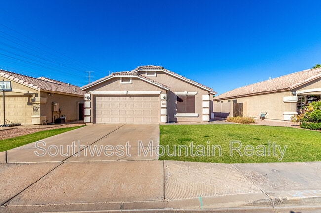 property at 2016 E Catclaw St