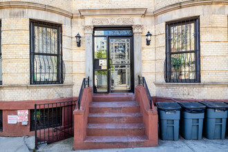 171 Rogers Avenue in Brooklyn, NY - Foto de edificio - Building Photo