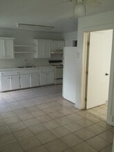 629 W Nettie Ave, Unit Apt A in Kingsville, TX - Foto de edificio - Building Photo