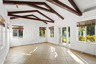 7975 Sunset Dr in Miami, FL - Building Photo - Building Photo