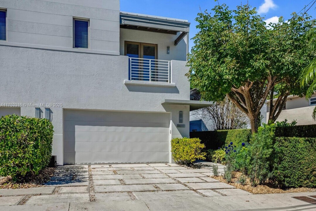 3072 Carter St in Miami, FL - Building Photo