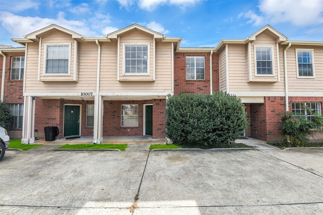 10007 Emerald Creek Dr in Houston, TX - Building Photo