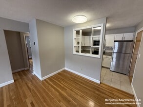 268 Grove St, Unit 10 in Auburndale, MA - Foto de edificio - Building Photo