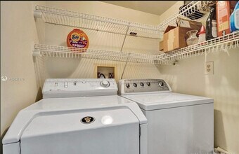 7300 NW 1st St in Davie, FL - Foto de edificio - Building Photo